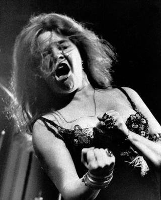 JANIS JOPLIN: En av de f� p� Woodstockfestivalen som tok heroin. Her fra �ret f�r, p�  Newport Folk Festival. Hun d�de i 1970, bare 27 �r gammel. Foto: AP