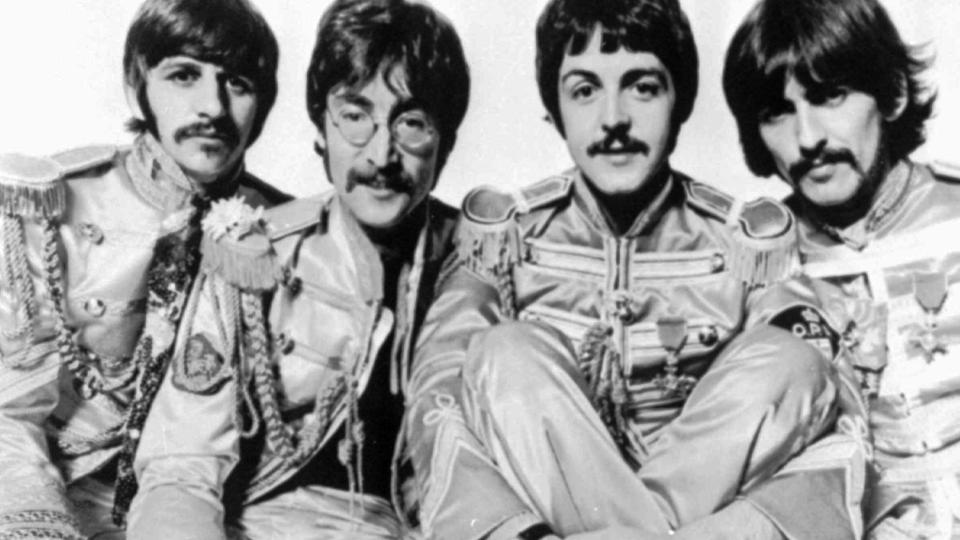 HIT-L�TA: The Beatles-l�ta, Lucy in the Sky With Diamonds, ble anklaget for � v�re en dop-l�t om LSD. John Lennon hevdet hardnakket at l�ta tvertimot handlet om Lucy, en venn av hans s�nn, Julian. Foto: AP Photo