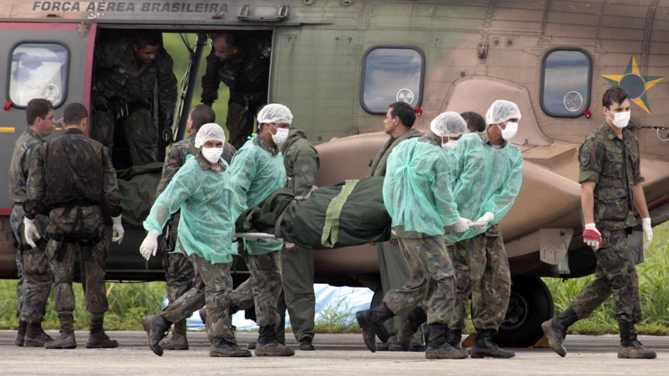 50 FUNNET:  Ansatte i det brasilianske luftforsvaret b�rer en av de omkomne etter flystyrten i Atlanterhavet. 50 d�de er s� langt funnet. Foto: AP Photo/Eraldo Peres