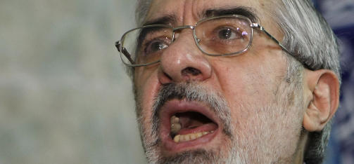 GIR SEG IKKE: Opposisjonsleder Mir Hossein Mousavi gir ikke opp kampen til tross for at regimet ikke lenger godtar at folk stiller sp�rsm�l ved valgresultatet. Etterretningstjenesten f�lger ethvert skritt han tar, og gj�r det vanskelig for ham � kommunisere med tilhengerne sine. Foto: AFP PHOTO/BEHROUZ MEHRI