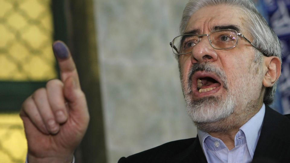 TAKKER NEI: Mousavi takker nei til avtale. AFP PHOTO/BEHROUZ MEHRI