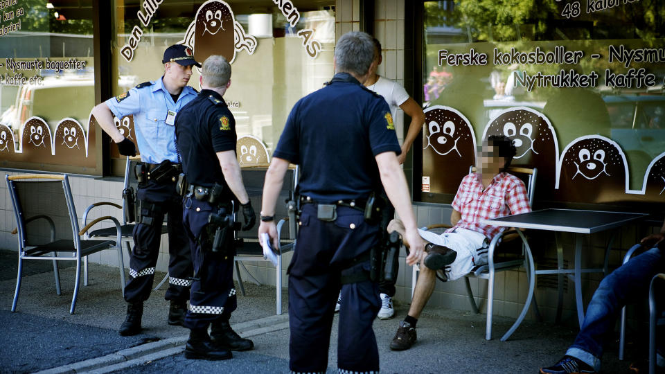 P�GREPET: Mannen i rutete skjorte ble i ettermiddag p�grepet ved Vaterlandsparken, p�satt h�ndjern og fraktet til politihuset etter et alvorlig slagsm�l i omr�det. Ogs� tre andre menn ble p�grepet, if�lge politiet. Foto: TORBJ�RN GR�NNING