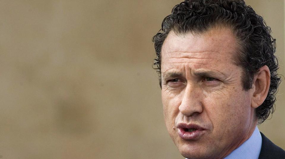 STOPPER AVTALE: Real-sportsdirekt�r Jorge Valdes �pner for � kj�pe spillere fra Barcelona igjen. Foto: Alex Cruz / EPA.
