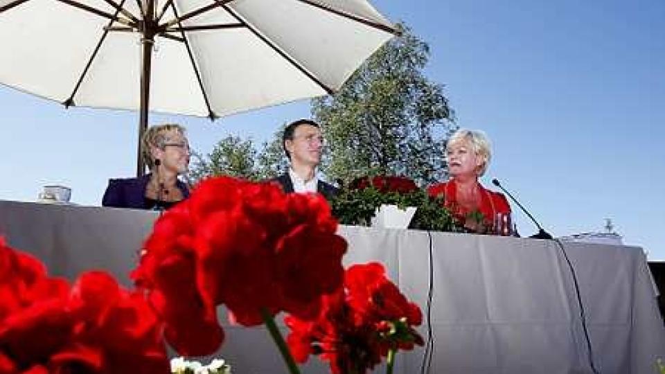 LIKEL�NN: Liv Signe Navarsete, Jens Stoltenberg og Kristin Halvorsen mener partene i arbeidslivet m� bidra til likel�nn. En likel�nnspott til kvinnegruppene hjelper ikke hvis andre grupper kommer og krever kompensasjon neste �r, mener de. Foto: Hans Arne Vedlog