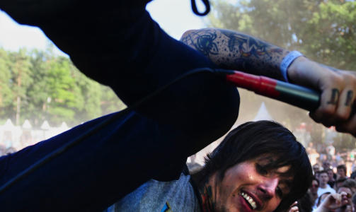 H�YT OG LAVT: Vokalist Oliver Sykes hilser p� publikum. Foto: J�rgen Brynhildsvoll.