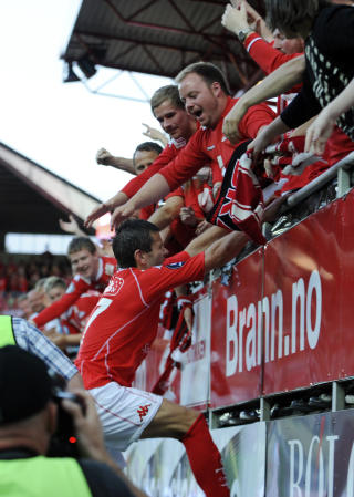 SATTE INN 2-0: Eirik Bakke feirer med fansen etter scoringen. Foto: Marit Hommedal  / SCANPIX
