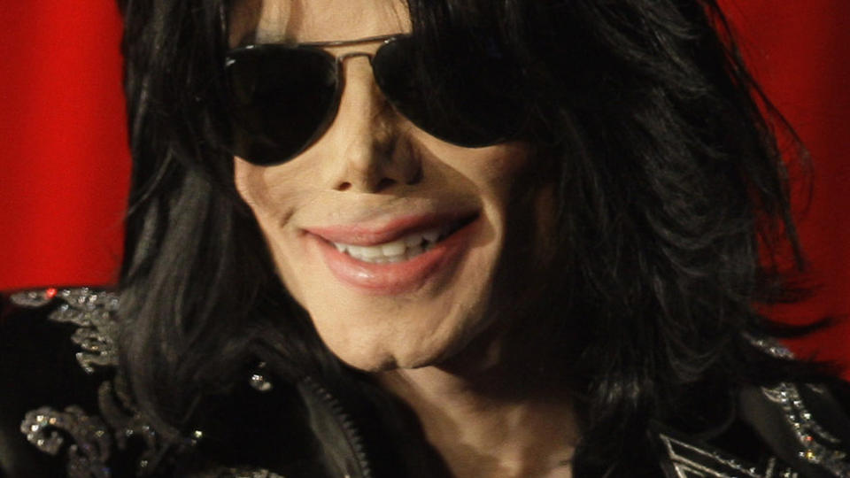  PUSTET IKKE:  Michael Jackson pustet ikke da ambulansen hentet ham hjemme i Los Angeles i kveld. Her fotografert i London i mars i �r. Foto: AP/SCANPIX