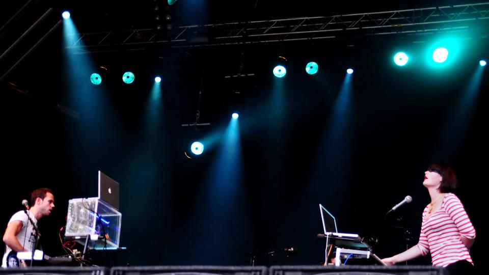 SKJ�NNSANG: Men m�rket og svetten manglet under M83s konsert p� Hove. Foto: Scanpix