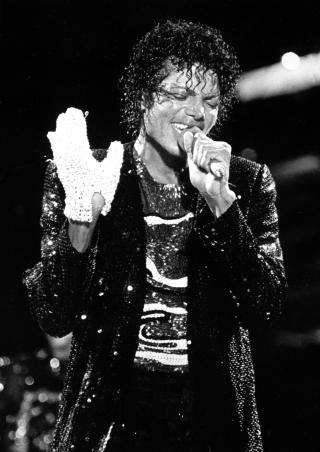 BLE FUNNET LIVLØS: Michael jackson, her på et bilde fra «Thriller»-tida, pustet ikke da ambulansemannskapene kom fram til huset der han bodde i Los Angeles. Foto: AP/SCANPIX BLE FUNNET LIVLØS: Michael jackson, her på et bilde fra «Thriller»-tida, pustet ikke da ambulansemannskapene kom fram til huset der han bodde i Los Angeles. Foto: AP/SCANPIX