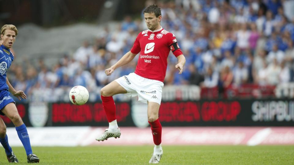 FORBANNET: Eirik Bakke innr�mmer at han ble provosert over Rekdals kraftsalve i intervjusonen. Etterp� ville ikke Brann-spilleren ta AaFK-treneren i h�nden. Foto: Stian Lysberg Solum  / SCANPIX