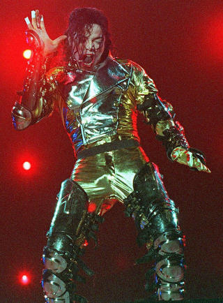 I RAMPELYSET: Mesteparten av livet tilbrakte Michael Jackson i offentlighetens lys, helt fra han var sv�rt ung. Her fra den siste turneen, i 1997. Foto: WALTER DHLADHLA/AFP/SCANPIX