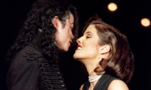 MICHAEL JACKSON OG LISA MARIE PRESLEY:  Bildet fra 1994 viser et tilsynelatende lykkelig par.  Foto: SCANPIX/REUTERS/Mark Cardwell