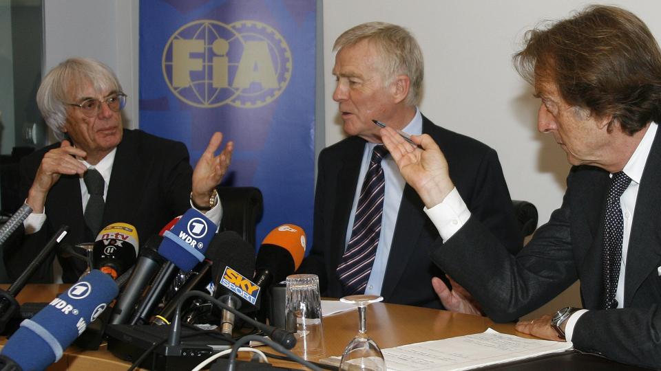ISFRONT: Ferrari-president Luca Cordero di Montezemolo (t.h.) kalte FIA-president Max Mosley (midten) for en diktator. Det f�r Mosley til � tenne p� alle plugger og truer med � bryte fredsavtalen med FOTA-lagene. Foto: SCANPIX/REUTERS/Gareth Watkins