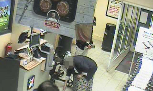 3. ROBBER VESKA: Den gamle damen b�yer seg ned for � ta opp kortet. Da tar tyv 2 for seg i veska. Tyvene forlater stedet, en av dem ble stanset av en parkeringsvakt som oppdaget tyveriet, den andre slapp unna. Foto: POLITIET