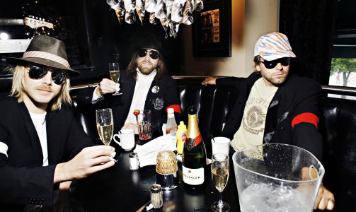 FEIRET KONGEN: I anledning Michael Jacksons 50 �rs-dag, spilte Espen Eckbo inn musikkvideo til megahiten �Bad� sammen med �Sl� p� Ring�-gutta Erlend og Steinjo.