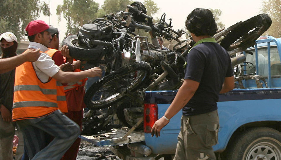 MARKED: Bomben gikk av p� et motorsykkelmarked i Bagdad, og s� mange som 13 kan v�re drept - med over 40 skadde, melder enkelte nyhetsbyr�er. AFP / ALI AL-SAADI / SCANPIX