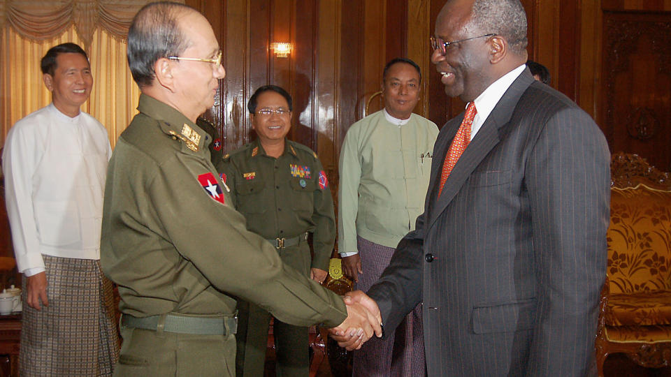 M�TER IGJEN: P� bildet m�tes Burmas statsminister Thein Sein (t.v) med FNs spesialutsending Ibrahim Gambari i februar. N� er Gambari tilbake for � diskutere Suu Kyi og det kommende bes�ket til Ban Ki-moon. AFP / HO / Myanmar News Agency /SCANPIX