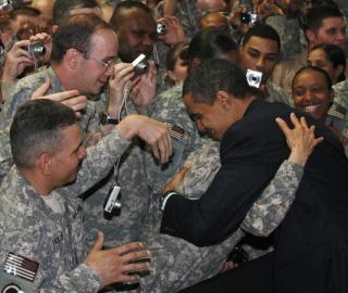 KLEMME: USAs president Barack Obama delte ut klemmer da han i april bes�kte Camp Victory i Bagdad. Foto: REUTERS/Jim Young/SCANIPX