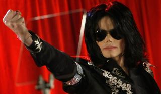 MINNESTUND I KVELD: Det holdes minnestund for Michael Jackson i Staples Center i Los Angeles i kved. Foto: SCANPIX