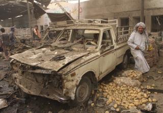 IKKE UVANLIG: Dette bildet av en utbombet bil er dessverre ikke et uvanlig syn i Irak. Bildet er fra en eksplosjon som skjedde i det s�rlige Bagdad i mai, der 10 mennesker ble drept. Foto: REUTERS/Ahmed Malik/SCANPIX