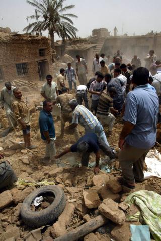 VOLDSUTSATT: Kirkuk i det nordlige Irak er en av de mest voldsutsatte byene. Dette bildet er fra bombeeksplosjonen som rammet en sjiamuslimsk mosk� i byen forrige l�rdag. 82 mennesker ble drept. Foto: EPA/KHALIL AL-A'NEI/SCANPIX
