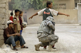 BLIR: Amerikanske soldater i gatene av Mosul, en av byene der amerikanske styrker fortsatt vil ha baser. Foto: AFP PHOTO / ALI AL-SAADI/SCANPIX