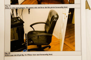 SPOR ETTER BLOD: Stolen som vist til p� fig. 14. Pilene viser mot formentlig blod.