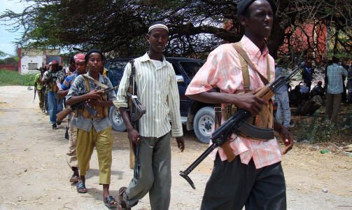 MILITS: Flere lokale militser som st�tter islamistene har involvert seg i kampene mot Somalias regjeringsstyrker den siste tiden.    AFP PHOTO/Mustafa ABDI