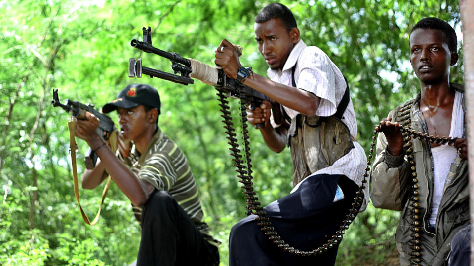 ISLAMISTER P� FRAMMARSJ: Islamistoppr�rere trener i Somalia. Amerikansksomaliske menn har sluttet seg til styrkene, som amerikanske myndigheter n� g�r inn med v�penhjelp for � bekjempe. Foto: AFP PHOTO/Mohamed DAHIR/Scanpix