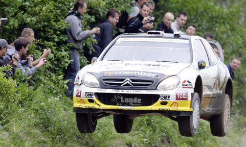 IKKE RASK NOK: - Jeg taper tid p� de raskeste strekkene, sier Petter Solberg. Her under dagens siste fartspr�ve.