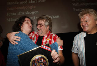 IKKE DENNE GANG: Vokalisten i Ole Ivars, Tore Halvorsen (midten) og melodiansvarlig William Kristoffersen, ga dav�rende helse- og omsorgsminister Sylvia Brustad en klem i 2007. N� er det Frp som omfavnes. FOTO: SCANPIX