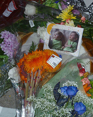 BILDER OG BLOMSTER: S�rgende fans har lagt ned blomster og bilder av barna sine for � hedre popkongens minne. Foto: GEIR BARSTEIN