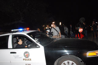 SPERRET AV: Store politistyrker og medlemmer av verdenspressen har beleiret nabolaget hvor Jacksons hus ligger. Foto: GEIR BARSTEIN
