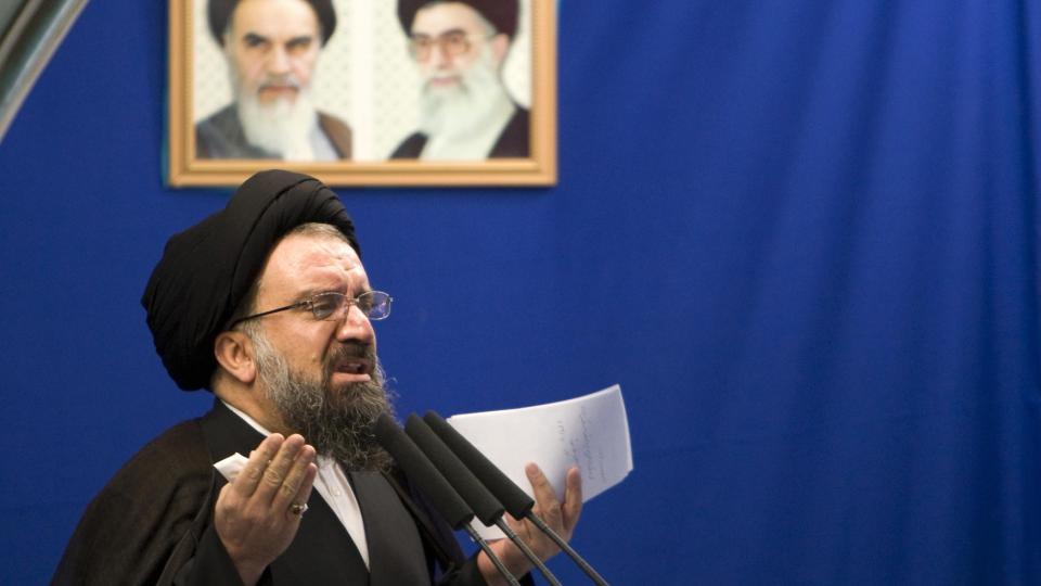 FREDAGSB�NN: Den ultrakonservative Ahmad Khatami under fredagsb�nnen i dag. Khatami oppfordret til henrettelse av de som demonsterer i gatene. Foto: REUTERS/Raheb Homavandi/SCANPIX