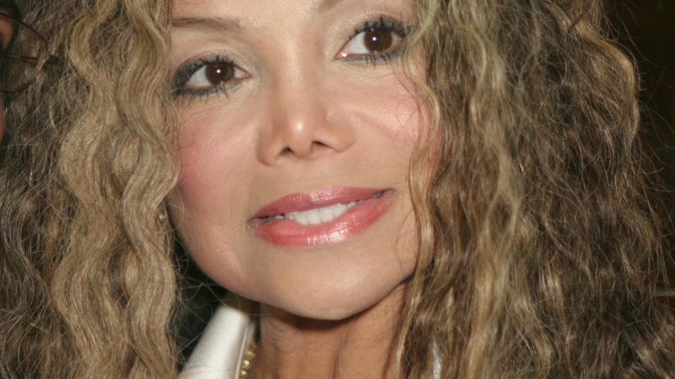 OFFER FOR SATIRE: Satirescenen med La Toya Jackson ble fjernet fra Sasha Cohens siste film etter at Michael Jacksons d�d ble kjent. Foto: Stella Pictures