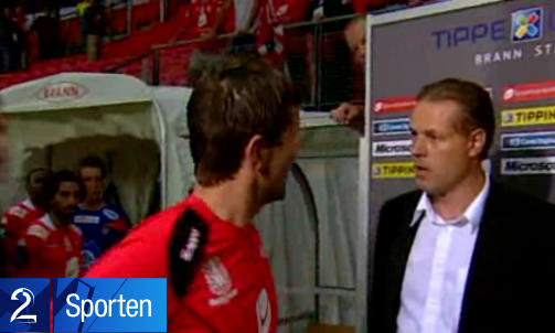 DRAMATISK: Eirik Bakke m�tte fysisk holdes igjen av lagkamerater da han ble mektig provosert at Kjetil Rekdals bemerkninger. Foto: TV 2 Sporten