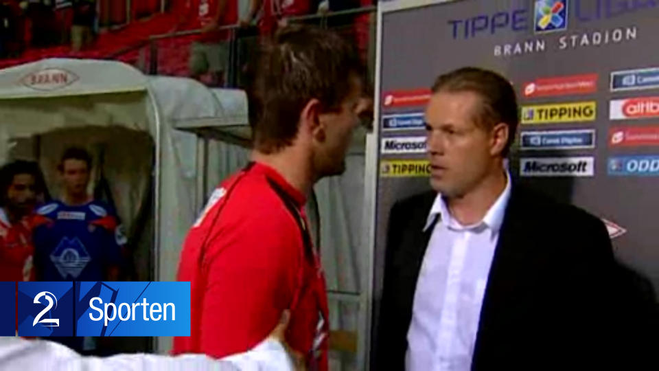 AMPERT: Kjetil Rekdal og Eirik Bakke havnet i en opphetet diskusjon etter kampen mellom Brann og Aalesund i g�r kveld.Foto: TV 2 Sporten
