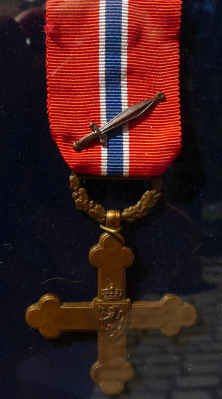 KRIGSKORSET MED SVERD: Totalt er 280 medaljer utdelt. Av disse gikk mange til utlendinger av diplomatiske årsaker. Bare 147 nordmenn er tildelt Krigskorset. De fleste for spesiell tjeneste. Bare sju personer i Hæren utenom spesialtjeneste er tildelt Krigskorset. Av disse bare fem for innsats under felttoget i Norge i 1940. I statuttene for tildeling av Krigskorset heter det at det skal være personlig tapperhet eller ledelse av avdeling eller fartøy i kamp som legges til grunn. Foto: Kristoffer Egeberg KRIGSKORSET MED SVERD: Totalt er 280 medaljer utdelt. Av disse gikk mange til utlendinger av diplomatiske årsaker. Bare 147 nordmenn er tildelt Krigskorset. De fleste for spesiell tjeneste. Bare sju personer i Hæren utenom spesialtjeneste er tildelt Krigskorset. Av disse bare fem for innsats under felttoget i Norge i 1940. I statuttene for tildeling av Krigskorset heter det at det skal være personlig tapperhet eller ledelse av avdeling eller fartøy i kamp som legges til grunn. Foto: Kristoffer Egeberg