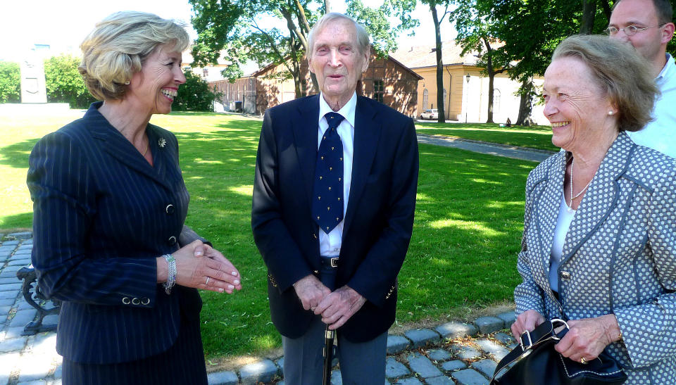 GAMLE OG NYE HELTER: Gunnar �Kjakan� S�nsteby og kona Anne-Karin var med da forsvarsminister Anne-Grete Str�m-Erichsen kunngjorde gjeninnf�ringen av Norges h�yeste utmerkelse, Krigskorset. N� skal b�de ny og gammel innsats bel�nnes. Foto: Kristoffer Egeberg
