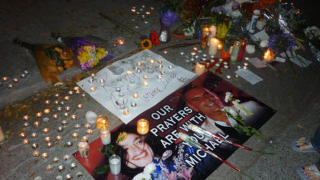 MINNER JACKSON: Fans har lagt ned blomster i Los Angeles. Foto: Geir Barstein/DAGBLADET