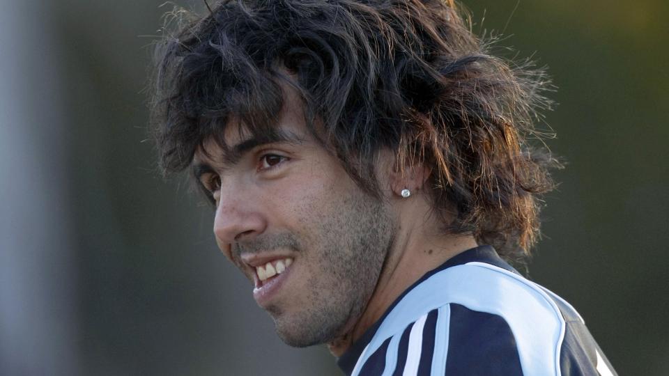 SKUFFET: Carlos Tevez mener han ble utestengt da Dimitar Berbatov kom til United. Her etter en trenings�kt med det argentiske landslaget tidligere i m�neden. Foto: Natacha Pisarenko / AP.