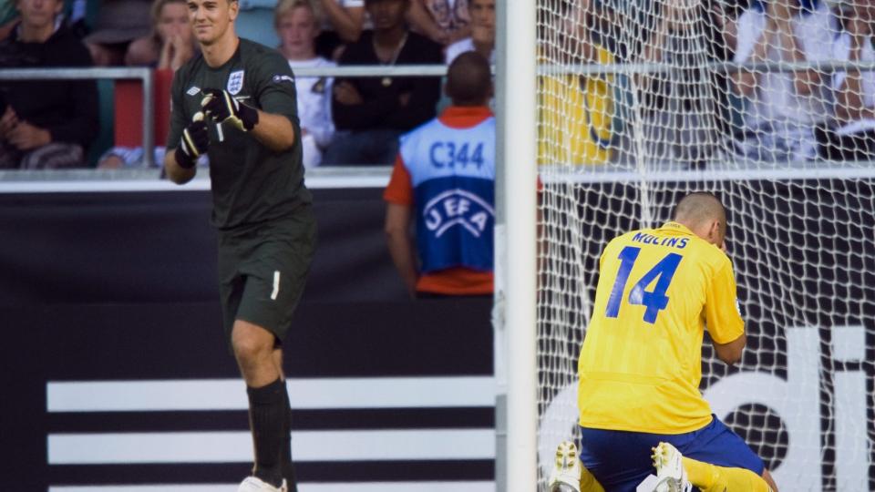 FORTVILTE: Guillermo Molins misset p� den avgj�rende straffen. Dermed er England klar for finalen i U21-EM. Keeper Joe Hart smiler i bakgrunnen. Foto: Bj�rn Larsson Rosvall / EPA.