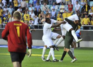 ENGELSK JUBEL: England-spillerne hoppet p� keeper Joe Hart etter at han hadde reddet den avgj�rende straffen i semifinalen. Foto: Adam Ihse / REUTERS.
