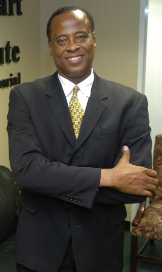 HJERTESPESIALIST: Dr. Conrad Murray var Michael Jacksons hjertespesialist, og er en av legene som n� skal granskes av narkopolitiet DEA. Foto: SCANPIX
