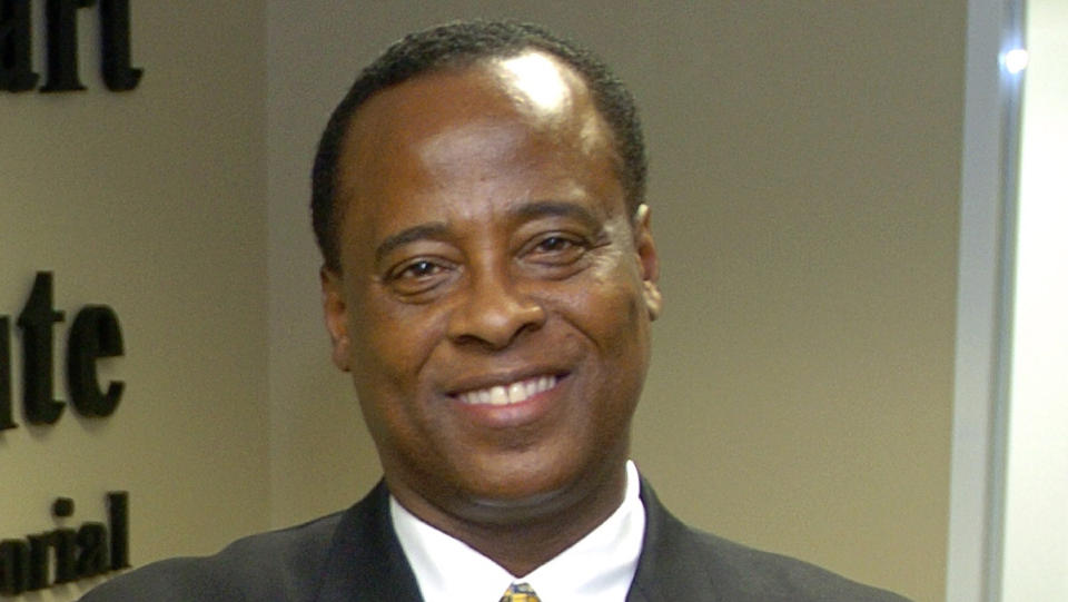 FORSVUNNET: Doktor Conrad R. Murray har gjort seg utilgjengelig for politiet. Han var med Jackson da stjernen gikk bort. Foto: AP Photo/Houston Chronicle/Scanpix
