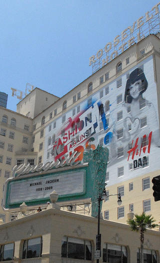 MICHAEL JACKSON 1958-2009: Roosevelt Hotel p� Hollywood Boulevard har byttet ut teksten p� velkomstskiltet for � hedre Jackson. Foto: GEIR BARSTEIN/DAGBLADET