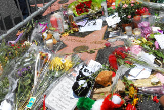 MINNES STJERNEN: Kort tid etter d�dsfallet var Michaels stjerne p� Hollywood Walk of Fame dekket av et tykt lag blomster, gaver og hilsener. Foto: GEIR BARSTEIN