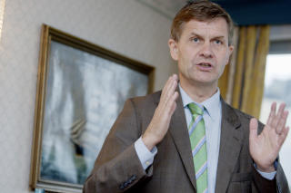 VIL HA SOLHEIM P� BANEN: StatoilHydro  vil ha Milj�- og utviklingsminister Erik Solheim til � overpr�ve SFT sin avgj�relse.
Foto: Stian Lysberg Solum / SCANPIX .