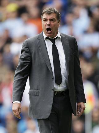 P� SPISSJAKT: Sam Allardyce innr�mmer at Van Nistelrooy hadde v�rt et scoop. Foto: Darren Staples / REUTERS.