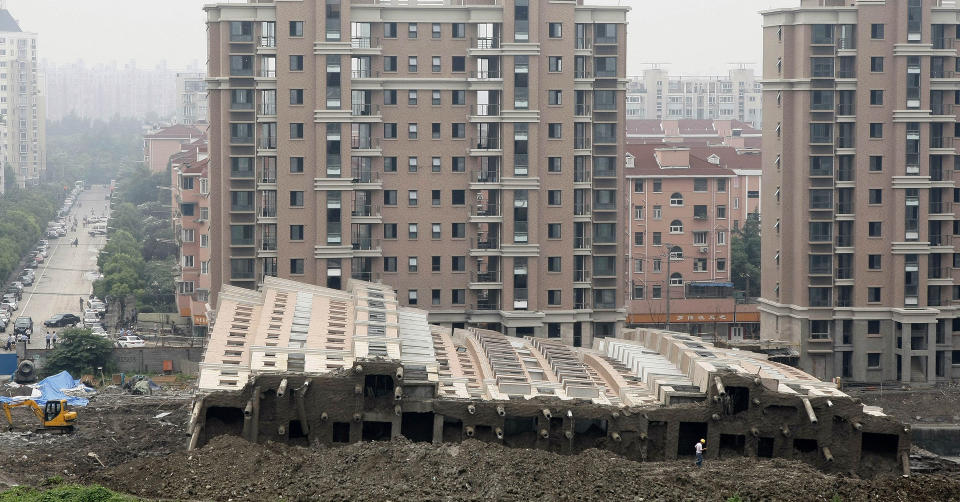 KOLLAPSET: En 13 etasjer h�y boligblokk i Shanghai kollapset i formiddag. Bygget var fremdeles under oppf�ring, men var nesten ferdig. Det er forel�pig ikke kjent hva som skulle ha for�rsaket kollapsen. Foto: AP PHOTO/SCANPIX